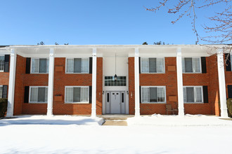 COLONIAL APARTMENTS in Flushing, MI - Building Photo - Building Photo