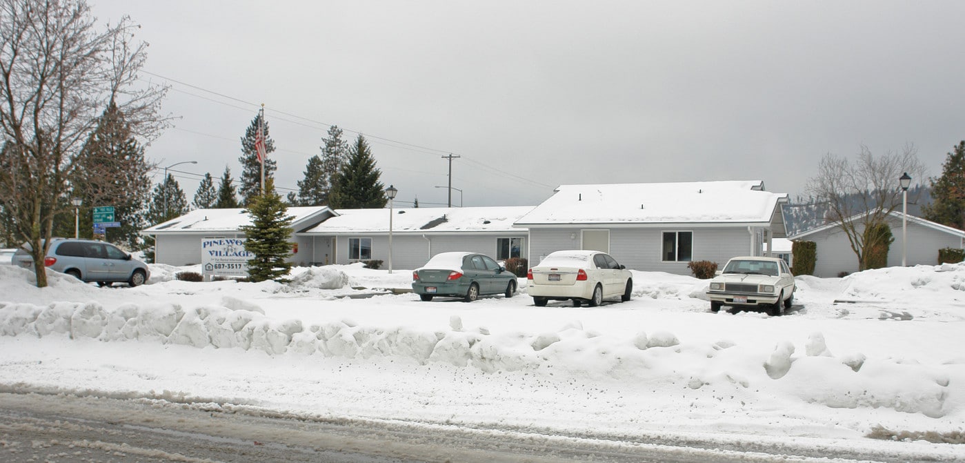 Pinewood Village in Rathdrum, ID - Foto de edificio