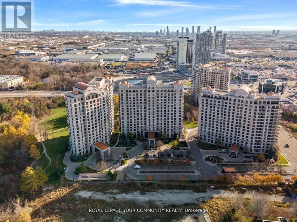 9245 Jane St in Vaughan, ON - Building Photo