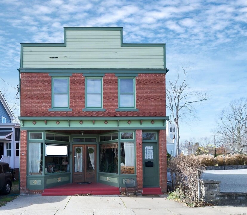 513 5th St in Greenport, NY - Building Photo