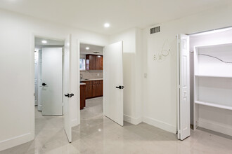 YOUNG CIRCLE in Hollywood, FL - Building Photo - Interior Photo