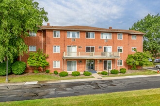Stoneybrook Apartments in Bedford, OH - Foto de edificio - Building Photo