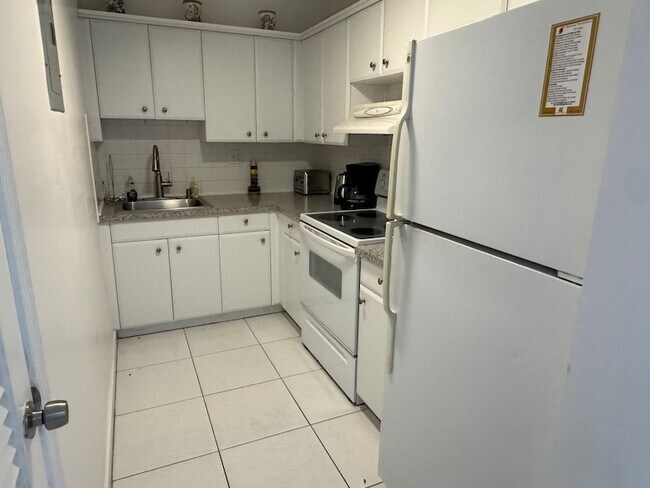 3000 Riomar St, Unit 706 in Fort Lauderdale, FL - Building Photo - Building Photo