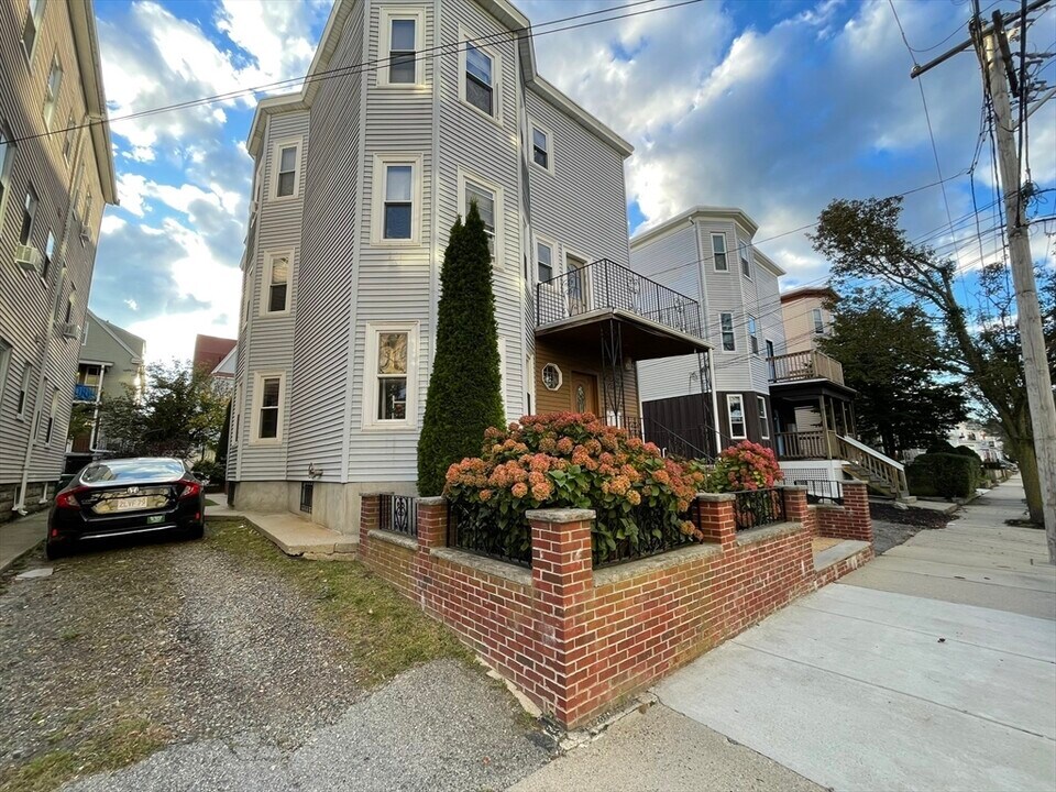633 Boston Ave in Medford, MA - Building Photo