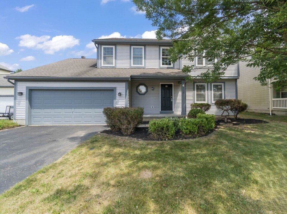2236 Golden Meadows St in Grove City, OH - Building Photo