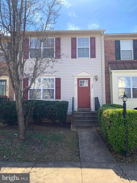 207 Regina Ln in Fredericksburg, VA - Building Photo