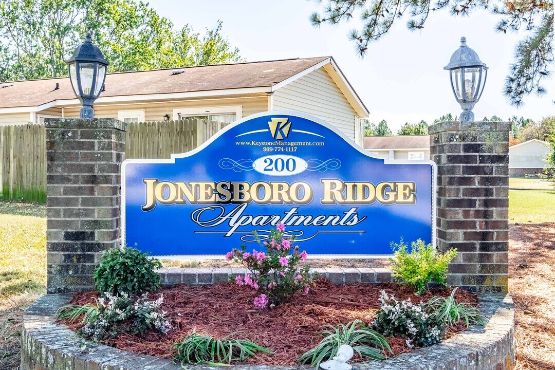 Jonesboro Ridge Apartments in Sanford, NC - Foto de edificio