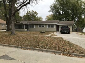 611 N Sycamore St in Ottawa, KS - Building Photo