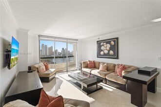 19101 NE 36th Pl in Aventura, FL - Building Photo - Building Photo