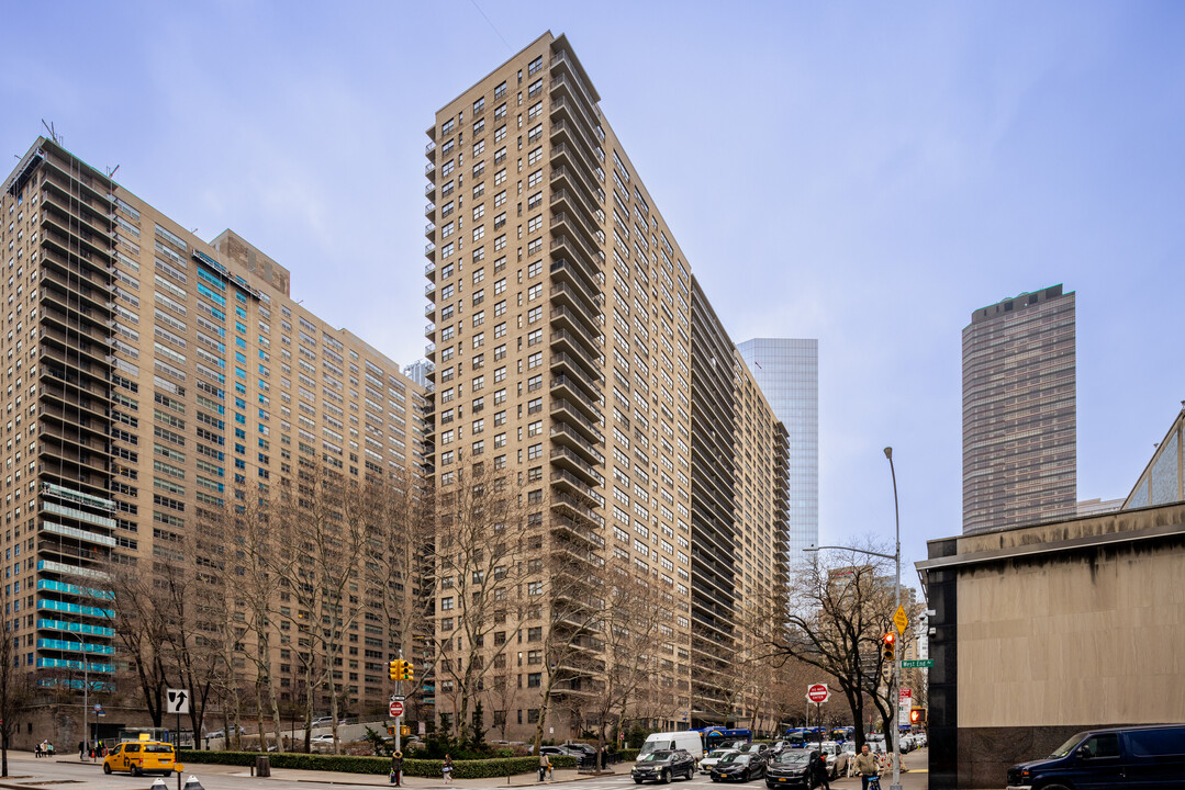 Lincoln Towers in New York, NY - Building Photo