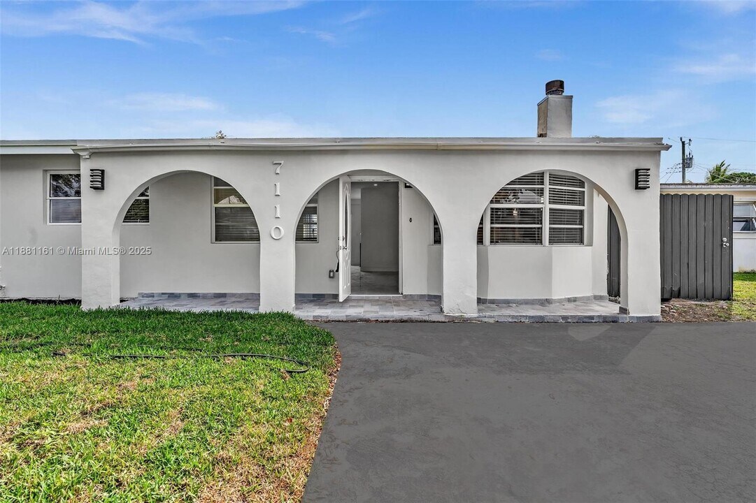 7110 Liberty St in Hollywood, FL - Building Photo