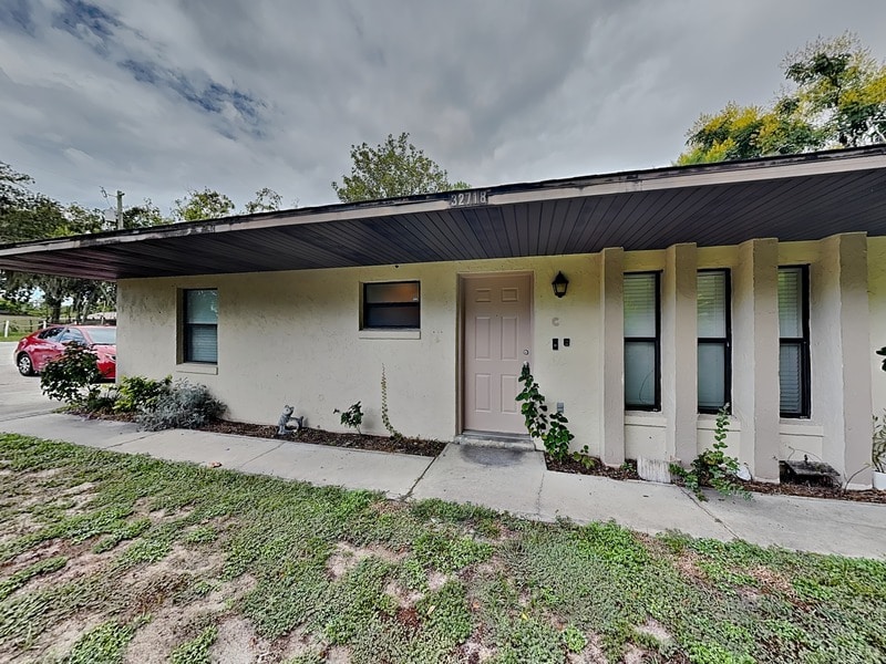 32718 Blossom Ln in Leesburg, FL - Building Photo
