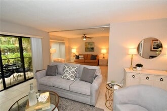 1667 Brookhouse Cir, Unit 128 in Sarasota, FL - Building Photo - Building Photo