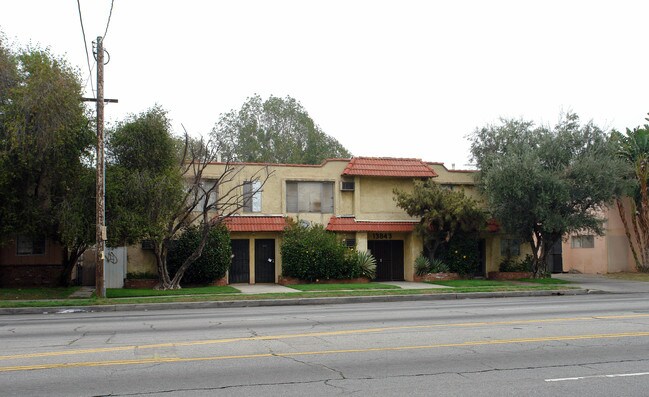 13843 Sherman Way in Van Nuys, CA - Building Photo - Building Photo