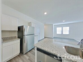 1066 Large Poppy Dr in La Vergne, TN - Building Photo - Building Photo