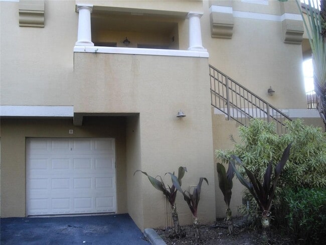 751 N Pine Island Rd, Unit 201 in Plantation, FL - Building Photo - Building Photo