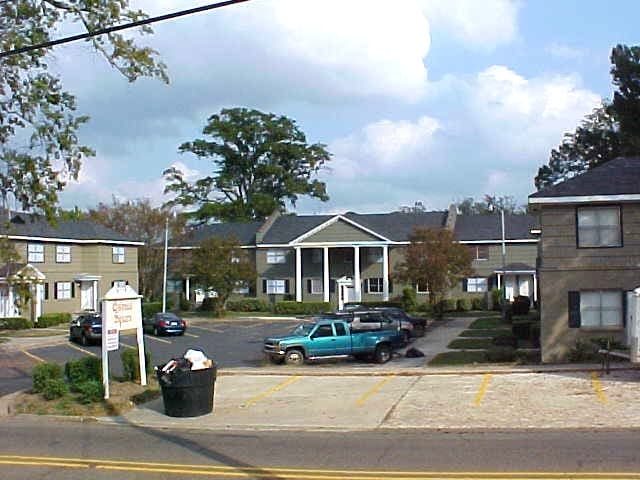 Colonial Square Apartments in Ruston, LA - Building Photo