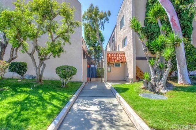 719 N Eucalyptus Ave, Unit 17 A in Inglewood, CA - Foto de edificio - Building Photo