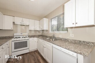 6249 Creekford Ln in Lithonia, GA - Foto de edificio - Building Photo