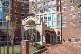 Carlyle Towers in Alexandria, VA - Building Photo - Building Photo