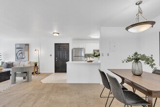 13087 W Cedar Dr, Unit 326 in Lakewood, CO - Building Photo - Building Photo