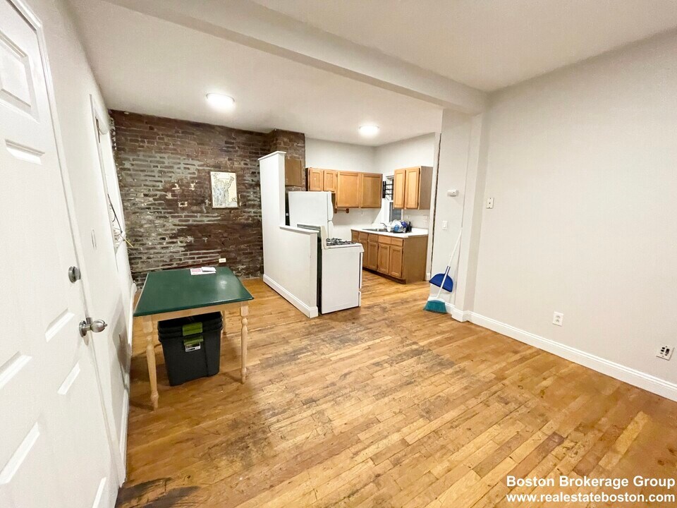 733 Parker St, Unit 1 in Boston, MA - Building Photo