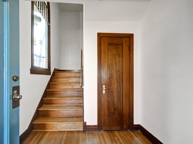 243 N Berendo St in Los Angeles, CA - Foto de edificio - Building Photo