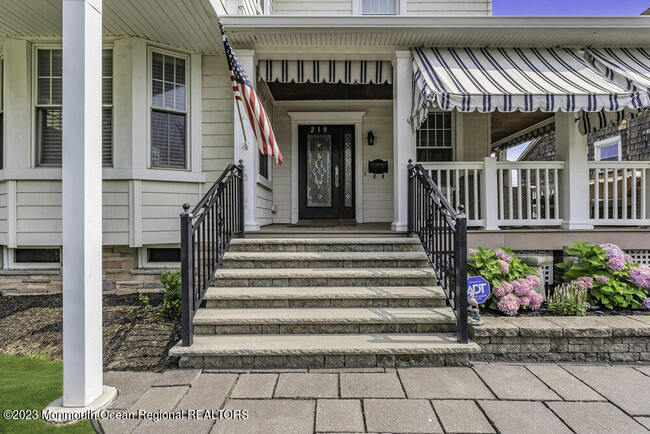 210 8th Ave in Belmar, NJ - Foto de edificio - Building Photo