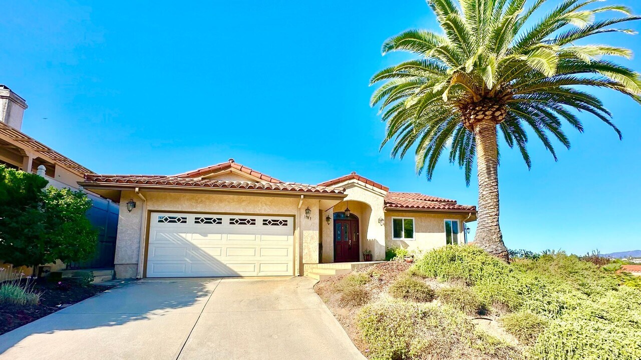 1183 Crescent Bend Pl in Fallbrook, CA - Building Photo