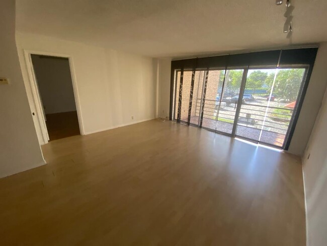 4020 N Hills Dr, Unit 28 in Hollywood, FL - Foto de edificio - Building Photo