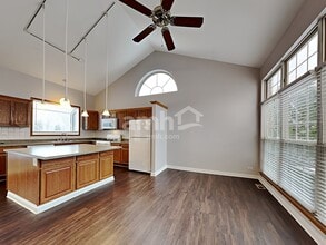 571 Jenna Dr in South Elgin, IL - Building Photo - Building Photo