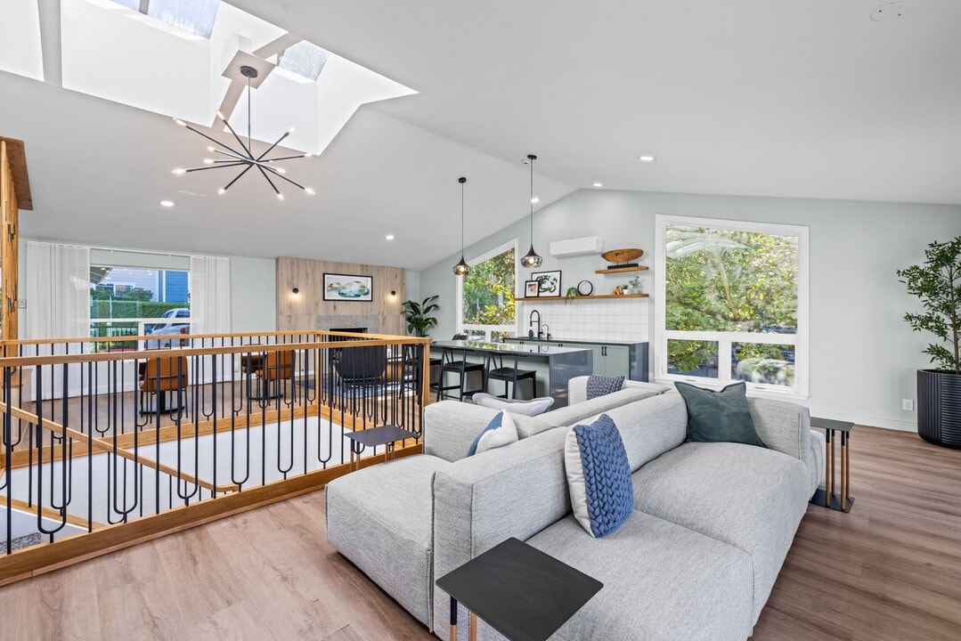 2000 Lake Washington Apartments in Renton, WA - Building Photo