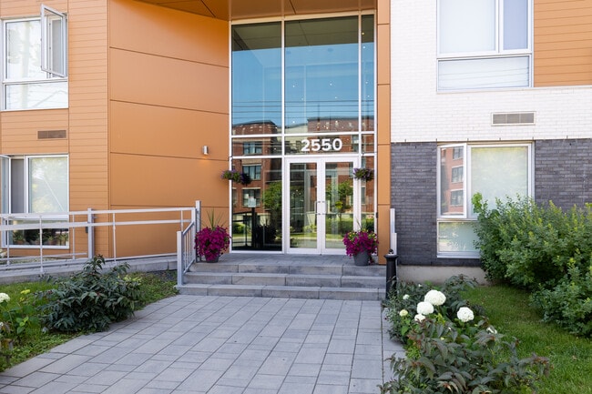 2550 Grenet in St. Laurent, QC - Building Photo - Building Photo