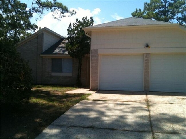 12511 Riverbend Dr in Mont Belvieu, TX - Building Photo - Building Photo