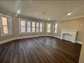 8010 S Phillips Ave in Chicago, IL - Foto de edificio - Building Photo