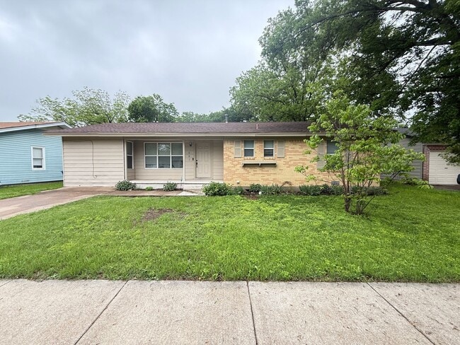 property at 607 S 3rd St