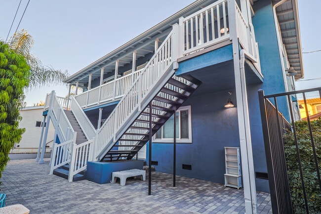 256 W Tujunga Ave, Unit B in Burbank, CA - Building Photo - Building Photo