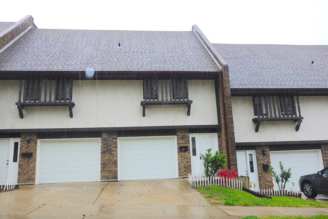 121 W Nettleton Ave in Independence, MO - Building Photo