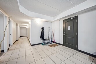 110 University Ave W in Waterloo, ON - Building Photo - Building Photo