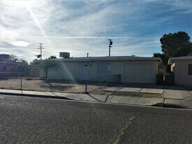 221 N Helena St in Ridgecrest, CA - Building Photo