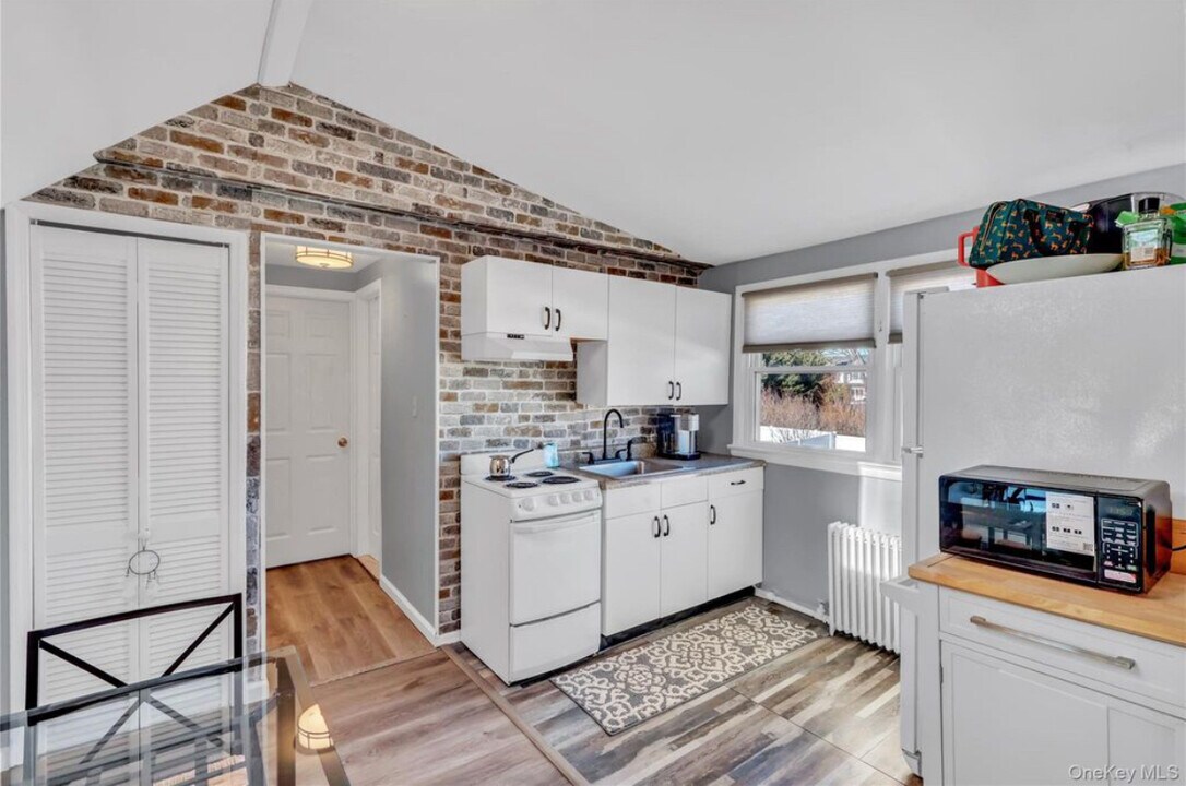 233 Sears Rd, Unit Second Floor in West Islip, NY - Foto de edificio