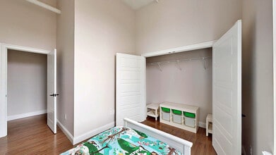 Reid & Hughes in Norwich, CT - Foto de edificio - Building Photo