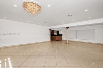 2545 NE 207th St in Miami, FL - Building Photo - Building Photo