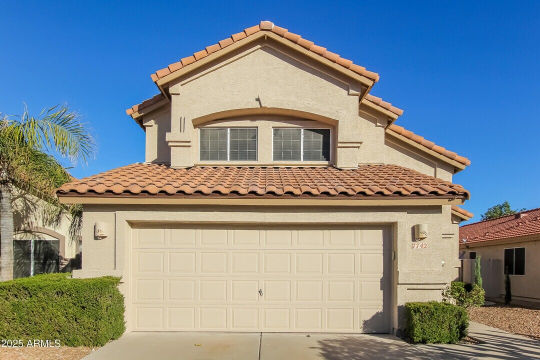 7742 W McRae Way in Glendale, AZ - Foto de edificio
