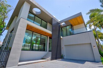 735 Fernwood Rd in Key Biscayne, FL - Building Photo - Building Photo