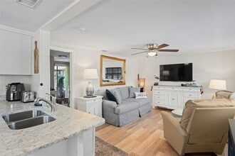 1980 Tahitian Pl in Dunedin, FL - Foto de edificio - Building Photo