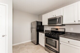 1883 Roble Dr in College Park, GA - Building Photo - Building Photo