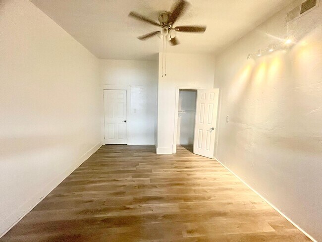 510 W 10th St, Unit B in Dallas, TX - Foto de edificio - Building Photo