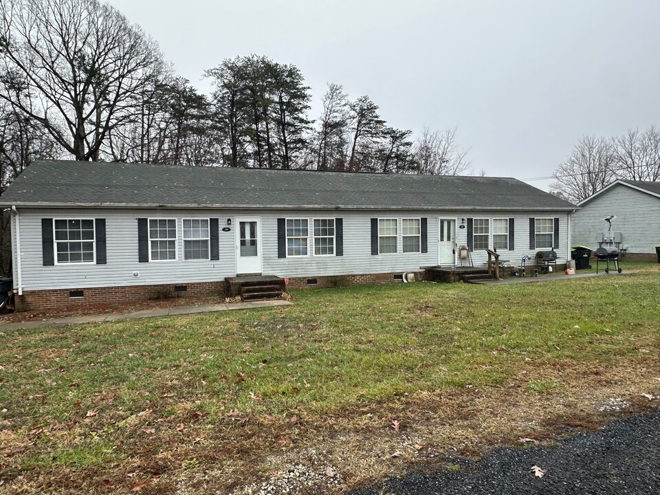 188 Ferguson St in Appomattox, VA - Building Photo