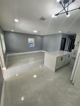1860 NE 173rd St in North Miami Beach, FL - Foto de edificio - Building Photo